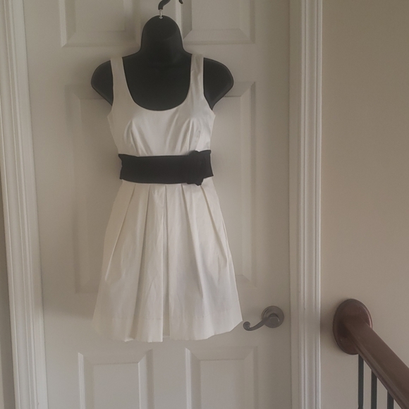 Cream with black tie and rose - Picture 1 of 8